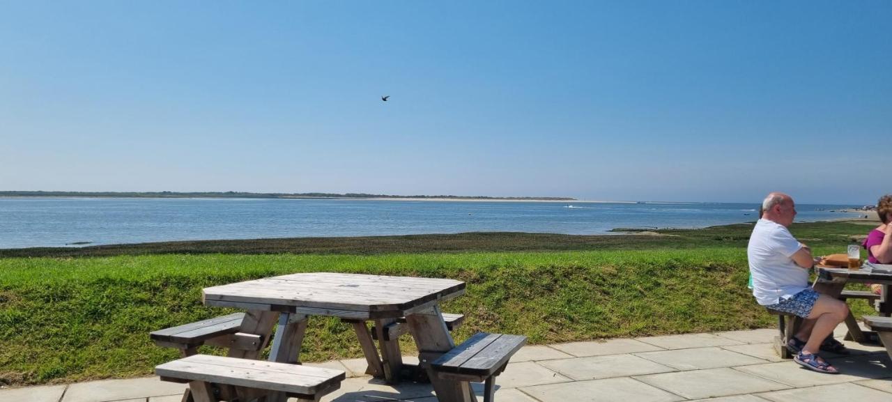 The Lock Castle Gate Carmarthen Bay Parkdean Resort Ferryside エクステリア 写真